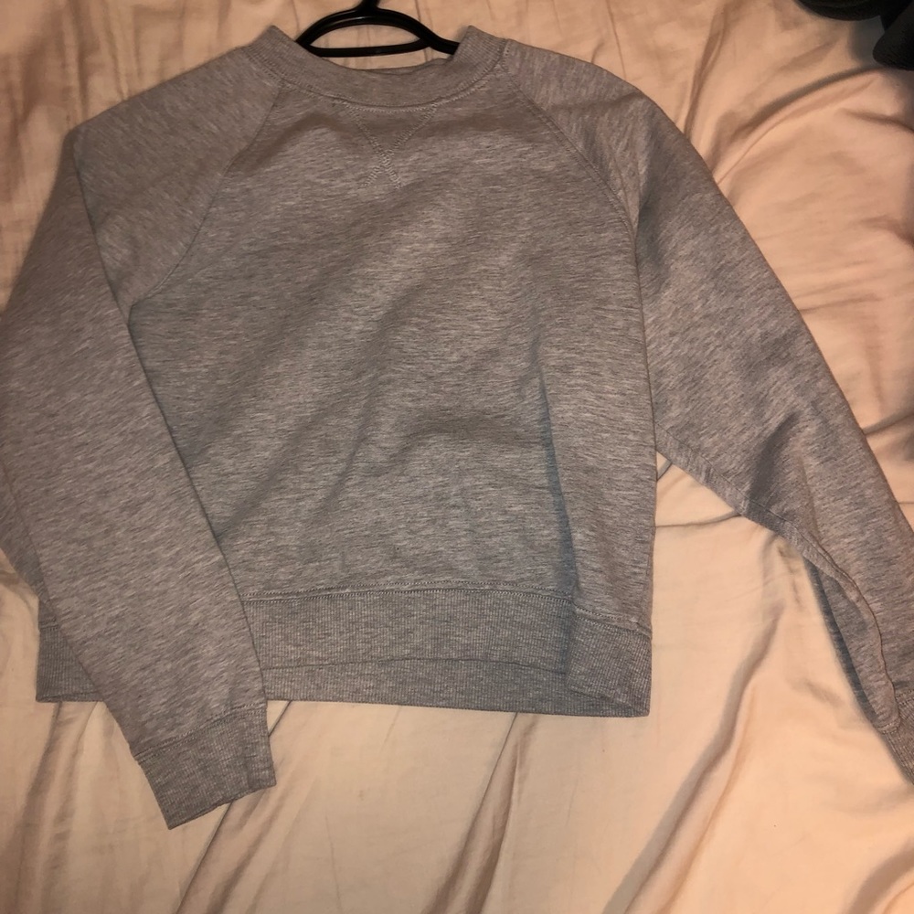 Gray slightly cropped sweatshirt